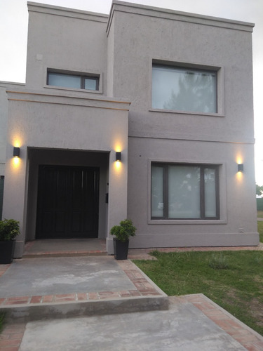 Oportunidad!! Casa De Dos Plantas En Barrio De Categoría