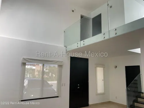 Casa Con Cuarto De Servicio, 4 Recámaras, Área De Tv. Cumbres Del Lago - Venta Rah2204