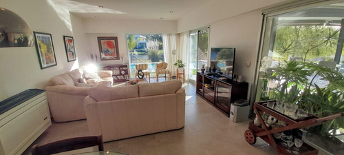 Dueño Directo. Vendo Casa Dueño Directo, Vende En El Canton , Casa Moderna De Diseño Minimalista A La Laguna Con 40m De Costa Propios, Parque Y Piscina Con Solarium