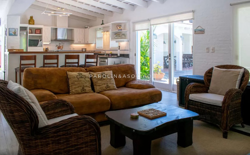 Hermosa Casa En Venta De 5 Dormitorios En Solanas, Punta Del Este.