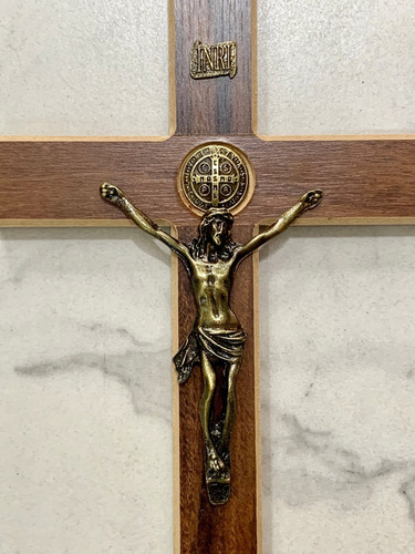 Imagem 3 de 9 de Cruz Crucifixo De Parede Madeira E Metal São Bento 34cm