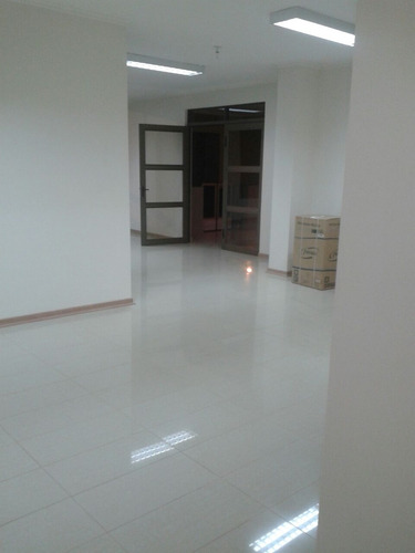 Oficina Local Dos Pisos Dentro De Edificio