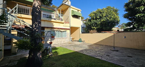 Gran Casa De 5 Ambientes Con Jardín Y Quincho En Antártida Argentina, Carapachay