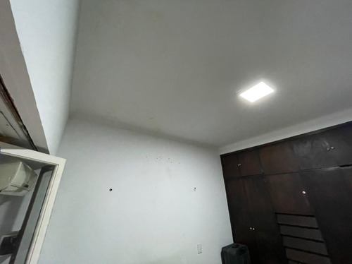 Imagen 8 de 14 de Magnífica Casa En Venta De 5 Ambientes Con Jardín Y Quincho En Banfield Oeste