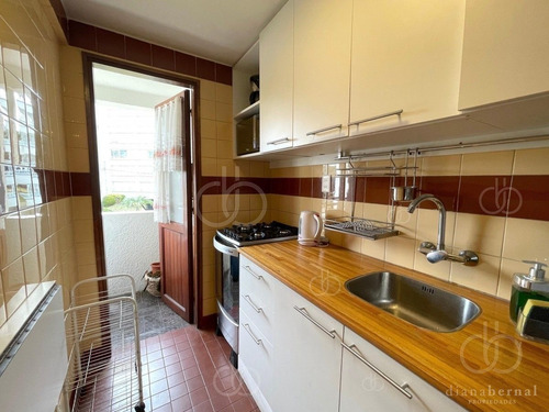 Imagen 5 de 14 de Apartamento En Venta A Una Cuadra Del Mar, Reciclado Y Con Parrillero Propio.