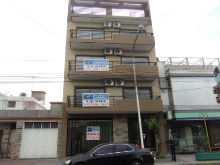 En Venta En Caseros Hermoso Departamento De 2 Ambientes Con Balcon Muy Amplio En 1er Piso Al Frente Por Escalera, Muy Bajas A Expensas Sobre Avenida. Hoy Alquilado  F: 9191