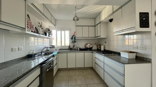 Departamento En Venta- Acassuso Vias A Santa Fe, 3 Dormitorios, Dependencia, Quincho Propio, Cochera