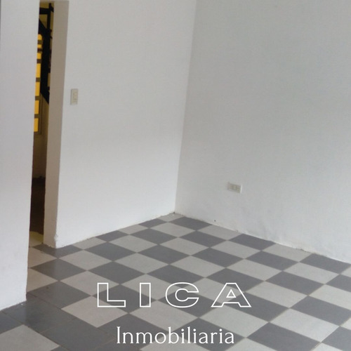 Imagen 4 de 15 de Casa En Venta Sobre Calle C. Escalada 3271 De La Ciudad De San Lorenzo, A 40 Metros De La Rn11