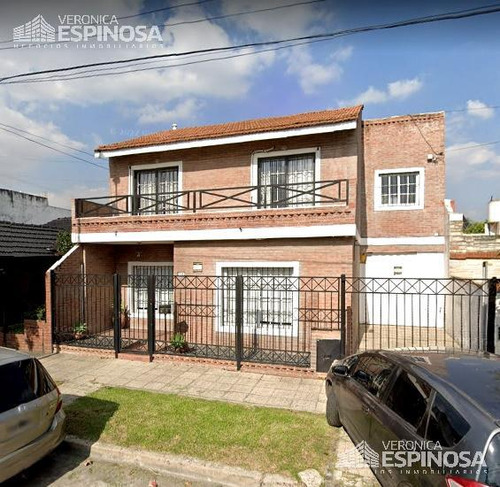 Casa De Cuatro Ambientes En Venta, Moron. Distribuida En Dos Plantas, Zona Residencial.