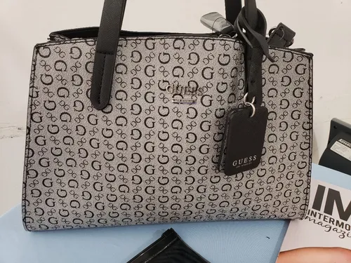 Bolsa Para Dama Marca Guess Sv713505 Gris Clara Original Usa