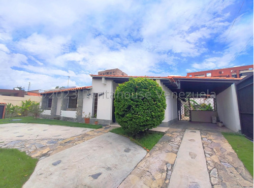 Casa En Venta En Urb. El Parral Barquisimeto Ala, Comedor, Cocina, Family Room, 5 Habitaciones Y 4 Baños Completos Contando Cuarto Y Baño De Servicio. 2 Patios Mas Jardin Interno. Gabriela C. 