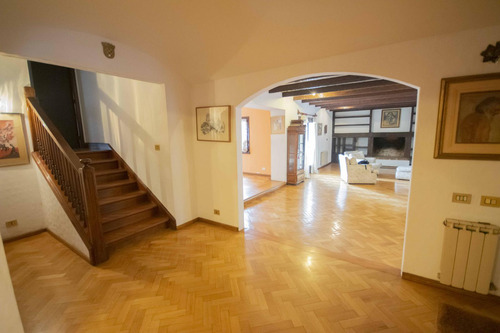 Casa De 5 Ambientes Escritorio, Playroom Y Dependencia De Servicio En Venta, En La Lucila.