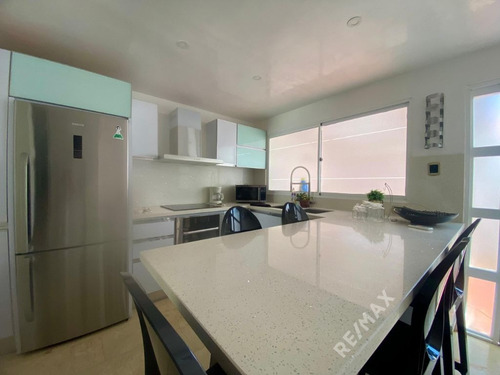 Re/max 2mil Alquila, Townhouse, Urbanización Vistamar, Maneiro, Isla De Margarita.