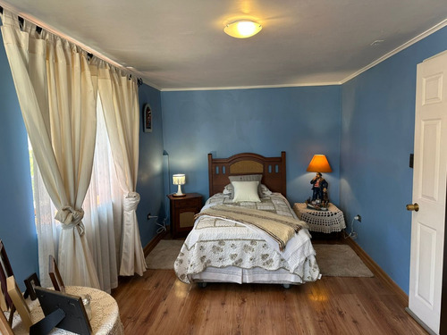Preciosa Casa En Tranquilo Pasaje, Muy Conectada