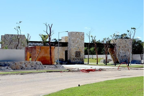 Terreno En Venta En Mérida, Yucatán, En Privada Con Lago