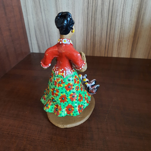 Imagem 6 de 7 de Mulher Alimentando As Galinhas Artesanato Caruaru