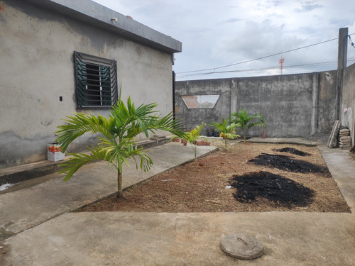 Casa Com 3 Quartos E 2 Banheiros - 100 M2 + 240m2 De Terreno