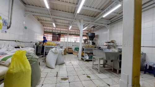 LG Vendo Edificio Industrial Con Local Comercial En Prado De María, 1920 Mtrs. Punto Comercial De Mas De 30 Años