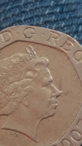 2009 Twenty Pence Error Die Chip Doubled Die Reyna Pinocho. (Usado)