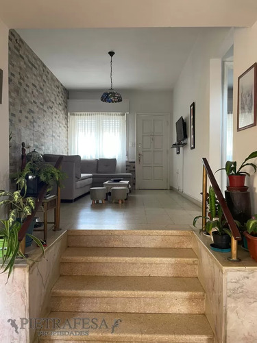 Casa En Venta 3 Dormitorios, 1 Baño, Fondo Con Parrillero Y Garaje-s. Elcano-pérez Castellanos