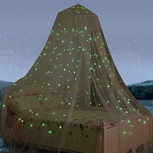 El Dosel De La Cama Con Estrellas Fluorescentes Brillan En L