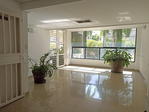 Apartamento En Venta En La Prestigiosa Urb San Isidro. 24-8236 Cm