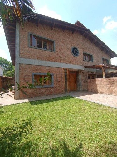 Arrendamiento De Casa Espaciosa En Urbanización La Floresta, Municipio Chacao