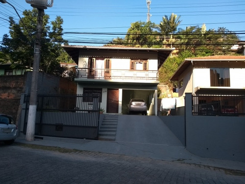 No Bairro Itoupava Norte, Para Quem Procura Morar Com Conforto E Boa Localização A Poucos Minutos Da Via Expressa. Casa Com 2 Pavimentos Contendo Na Parte Inferior Sala De Estar, Cozinha Com Móveis S