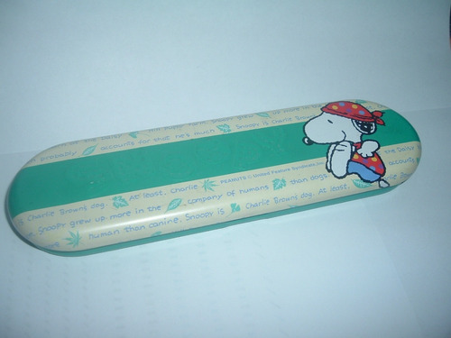 Estuche De Lata De Snoopy