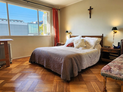 Casa En Venta De 5 Dorm. En Las Condes