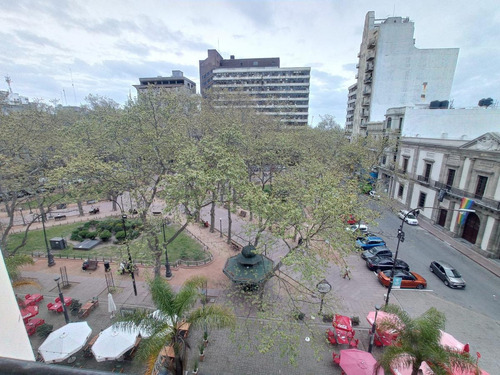 Imagen 2 de 7 de Gran Loft Duplex ,76m2 Frente A Plaza Matriz Con La Mejor Vista !!