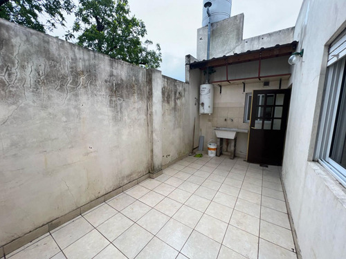 Alquilo Excelente Piso En Caseros De 3 Ambientes Grandes Con Terraza Y Patio Propio!! F: 4571