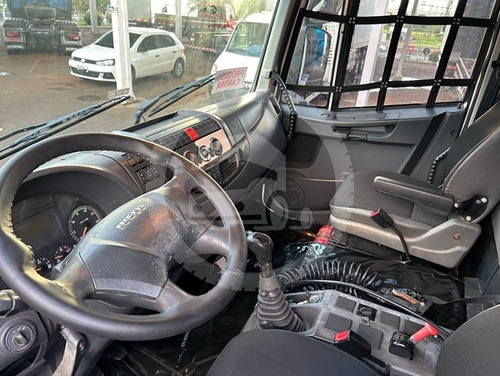 Iveco Tector 240e28 6x2 Caçamba Nova -13/14- Naves Seminovos