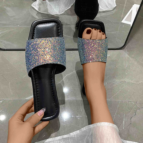 Mujeres Que Usan Sandalias Con Diamantes De Imitación Para U
