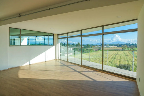 Edificio De Oficinas En Vía Principal Con Vista Panorámica