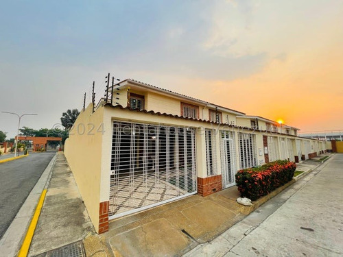 Casa En Venta Moderna Av Aragua Urb Los Girasoles Seguridad Y Pozo De Agua Kg:24-21551