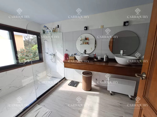 Vende Casa Impecable De 2 Plantas, 3 Dormitorios, Parrillero Y Piscina, Ubicada En Sauce De Portezuelo.