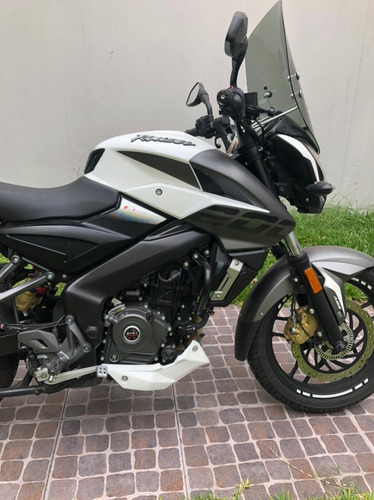 Bajaj Rouser Ns 200 Fi Usada C/baúl Y Parabrisas 2020 Um