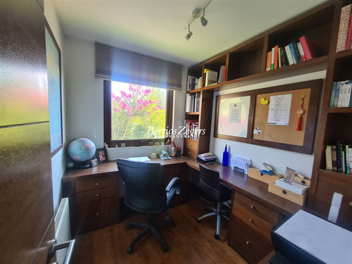 Casa En Venta De 4 Dorm. 5 Baños En Condominio En Las Condes