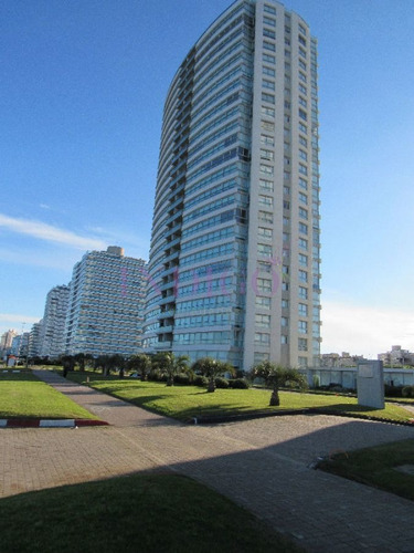 Imagen 16 de 30 de Sobre Playa Brava Se Encuentra La Tercera Torre Le Parc, Dueña De Las Mejores Vistas De La Ciudad