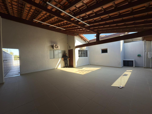 Casa Com 2 Dormitórios, Sala, Cozinha E Banheiros