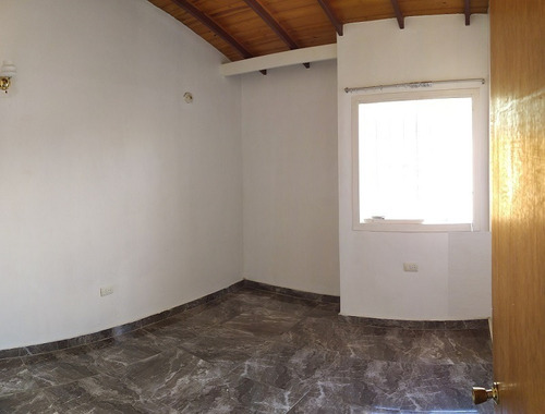 Imagen 4 de 9 de Re/max 2mil Vende Excelente Townhouse En Urb. Cerrada - Isla De Margarita
