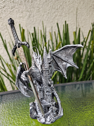 Dragón Sobre Castillo Con Espada Abre Cartas Plateado
