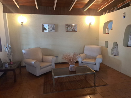 Se Ofrece En Venta Amplia Y Acogedora Casa De Un Nivel