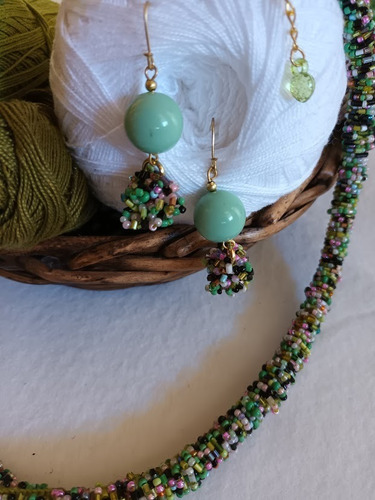 Kit Colar Em Miçangas, Brincos, Duas Pulseiras.