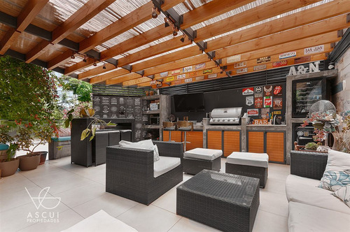 Casa En Venta. 6 Dorm. Las Condes/ Terraza Techada Y Piscina