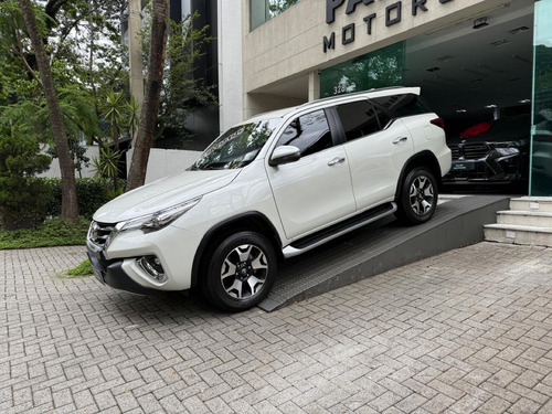 Toyota Hilux SW4 2.8 SRX 4X4 7 LUGARES 16V TURBO INTERCOOLER DIESEL 4P AUTOMÁTICO