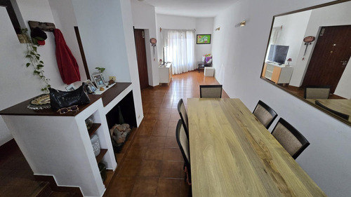 Solido Duplex De 4 Ambientes Con Cochera Y Jardin En Venta. Olivos