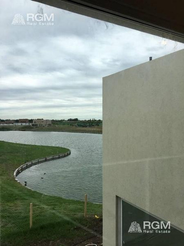 Imagen 11 de 19 de Venta De Casa Al Lago Barrio Castaños