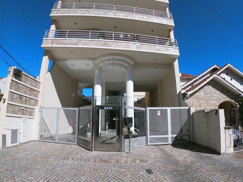Venta De Hermoso Departamento 2 Amb Con Cochera Fija Cubierta!